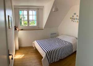 a small bedroom with a bed and a window at Superbe maison 85m2 - Plages à 2km - Jardin clos - Maison Kaerell in Billiers