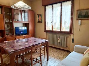 un salon avec une table à manger et un canapé dans l'établissement La Celeste a Montegaldella -VI - Italia, à Montegaldella