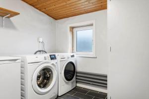 a laundry room with a washer and a window at 1375-Thisted-Nordsovej-15 in Nørre Vorupør
