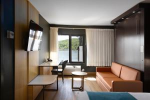 a living room with a couch and a table at Hôtel Baker in Gaspé