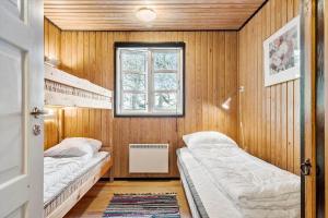 a room with two bunk beds and a window at 3392-Hvide-Sande-Fyrmarken-10 in Hvide Sande
