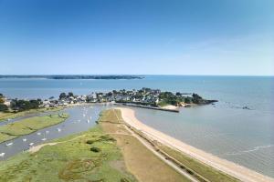 an aerial view of a beach with boats in the water at Superbe maison 85m2 - Plages à 2km - Jardin clos - Maison Kaerell in Billiers