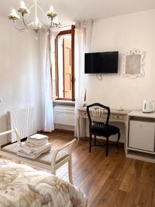 a bedroom with a desk and a bed and a chair at Residenza Via Rocca Tre in Lazise