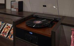 a record player on top of a wooden table at 아늑료칸 동대구역점 in Daegu +8 photos