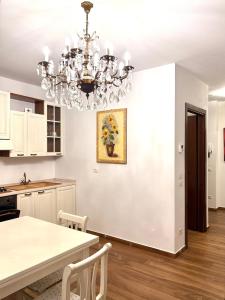 a kitchen and dining room with a chandelier at Residenza Via Rocca Tre in Lazise