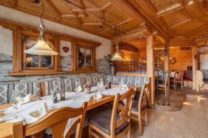 ein Esszimmer mit einem langen Tisch und Stühlen in der Unterkunft Hotel Pramstraller in Mayrhofen