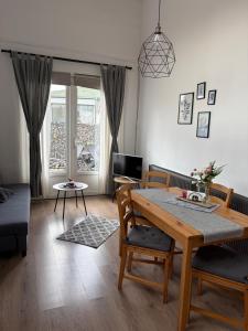 a living room with a table and a couch at Fressh House in Sîncrăieni