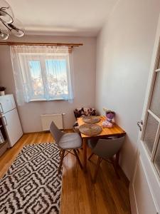 ein kleines Zimmer mit einem Tisch und einem Stuhl in der Unterkunft Munamäe tänav 16-5 in Otepää + 6 Fotos