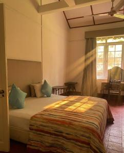 a bedroom with a bed in a room at Malwatte Bungalows in Hali Ela