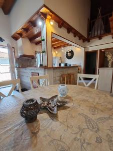 a table in a room with a kitchen and a tableablish at Maison proche plage et commodités in Meschers-sur-Gironde +12 photos