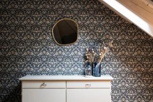 a bathroom with a mirror on a wall at Bogen bistro & apartments in Bolzano