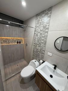 a bathroom with a toilet and a sink at Dpto familiar moderno 2do piso - 2 Hab - 3 camas - wifi - lavadora in Tacna +20 photos