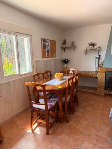 a dining room with a table and chairs and a kitchen at Casa rural Cristina- Piscina climatizada in Málaga