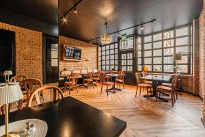 a restaurant with tables and chairs and brick walls at Hotel Seepferdchen Zimmer 7 Eckernförde Self-Check-In in Eckernförde