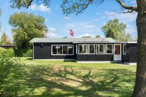 a black house with a flag on top of it at R607-Rodvig-Stevns-Thormodsvej-7 in Rødvig