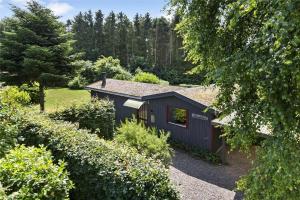 a blue shed with a window in a garden at 3055-Stege-Stejlepladsen-23 in Stege