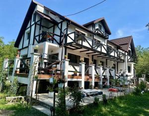a building with black and white at MurMur Chalet in Breaza