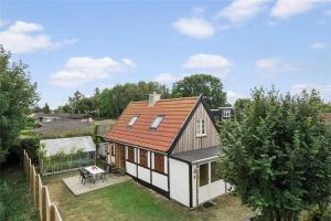 an overhead view of a small house with a garden at S705-Stroby-Hybenvej-1 in Strøby