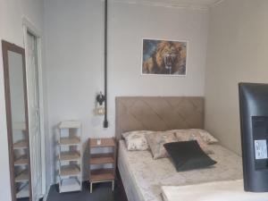 a small bedroom with a bed and a table at Hotel Giselle Boutique in Boa Vista