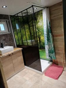 Kupatilo u objektu aud eau maillet 2 gites spa sauna