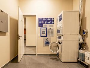 a laundry room with a washer and dryer at Xtay Vila Madalena - Stay close to everything with an outdoor pool and access to the best coworking spaces in Vila Madalena in São Paulo
