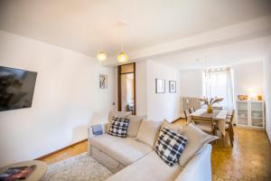 a living room with a couch and a table at Casa Caramello in Faggeto Lario 
