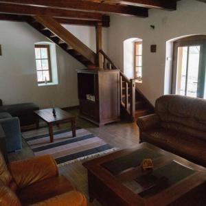 a living room with a couch and a coffee table at Feketebács Nyaralóház in Káptalantóti