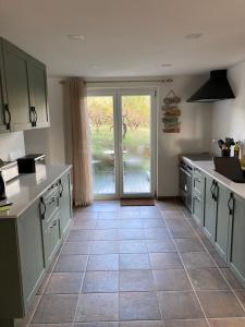 a kitchen with an open door to a patio at Casa Borboleta in Chão de Lamas