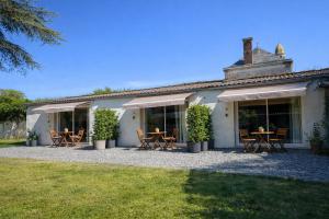 Gallery image of RELAI DU CHATEAU APPARTHOTEL in La Tourlandry +18 photos
