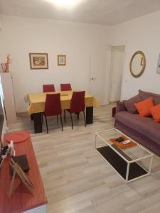 a living room with a couch and a table at Mediterraneo in Vinarós