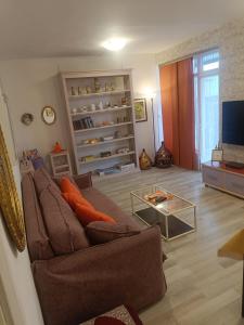 a living room with a couch and a television at Mediterraneo in Vinarós
