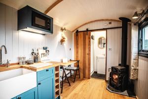 a kitchen with a stove in a tiny house at Shepherds View in Ashbourne