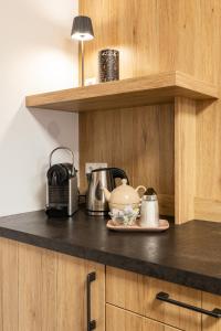 a kitchen counter with a tea pot and a tea kettle at Studio Toblaten in Inzing