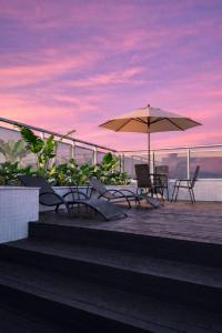 a table and chairs and an umbrella on a deck at Blue Tree Premium Manaus in Manaus