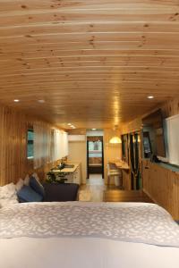 a bedroom with a bed and a living room at תחנת גן עדן - Paradise Station in Menaẖemya