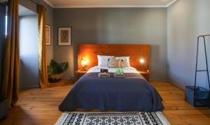 a bedroom with a bed with a wooden head board at Brisa do Mar in São Roque