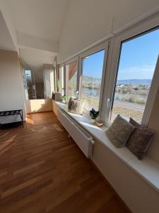a living room with a long bench with windows at RebenQuartier in Klüsserath