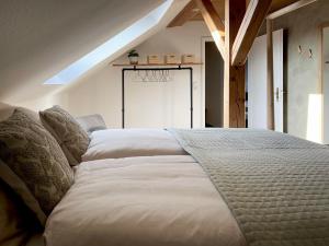 a bedroom with a bed and a basketball hoop at De Bookholt - Premium Ferienwohnung in Vreden
