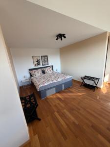 a bedroom with a bed in a room at RebenQuartier in Klüsserath