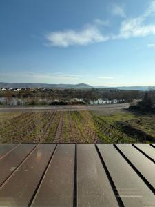 a picnic table in front of a field of crops at RebenQuartier in Klüsserath