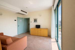 a living room with a couch and a television at Bellariva appartamenti in Rimini