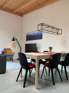 ein Esszimmer mit Tisch und Stühlen in der Unterkunft Chiemgau Loft in Bad Endorf