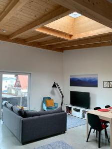 ein Wohnzimmer mit Sofa und Tisch in der Unterkunft Chiemgau Loft in Bad Endorf