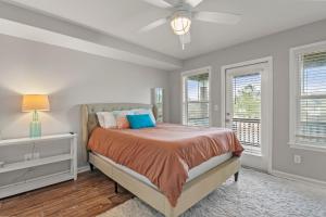 ein Schlafzimmer mit Bett und Deckenventilator in der Unterkunft Sounds About Wright OBX in Kill Devil Hills