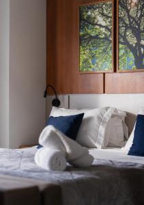 a bedroom with a bed with blue and white pillows at Tropical executive vista Rio in Manaus +25 photos