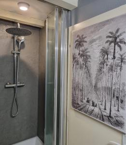 a painting of palm trees on the wall of a bathroom at Bel appartement hyper centre in Sélestat +5 photos