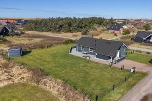 an overhead view of a house on a grass field at 374-Harboore-Fourmivej-15 in Harboør