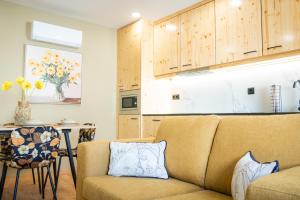 a living room with a couch and a kitchen at versão b in Ancião