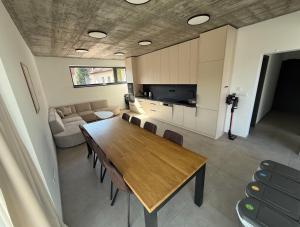 a dining room and kitchen with a table and chairs at Jamy House in Habovka