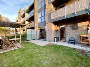a backyard with a table and chairs in front of a building at Appartement de Standing Plein Centre-Ville "L Atelier de Joss" in Bastogne